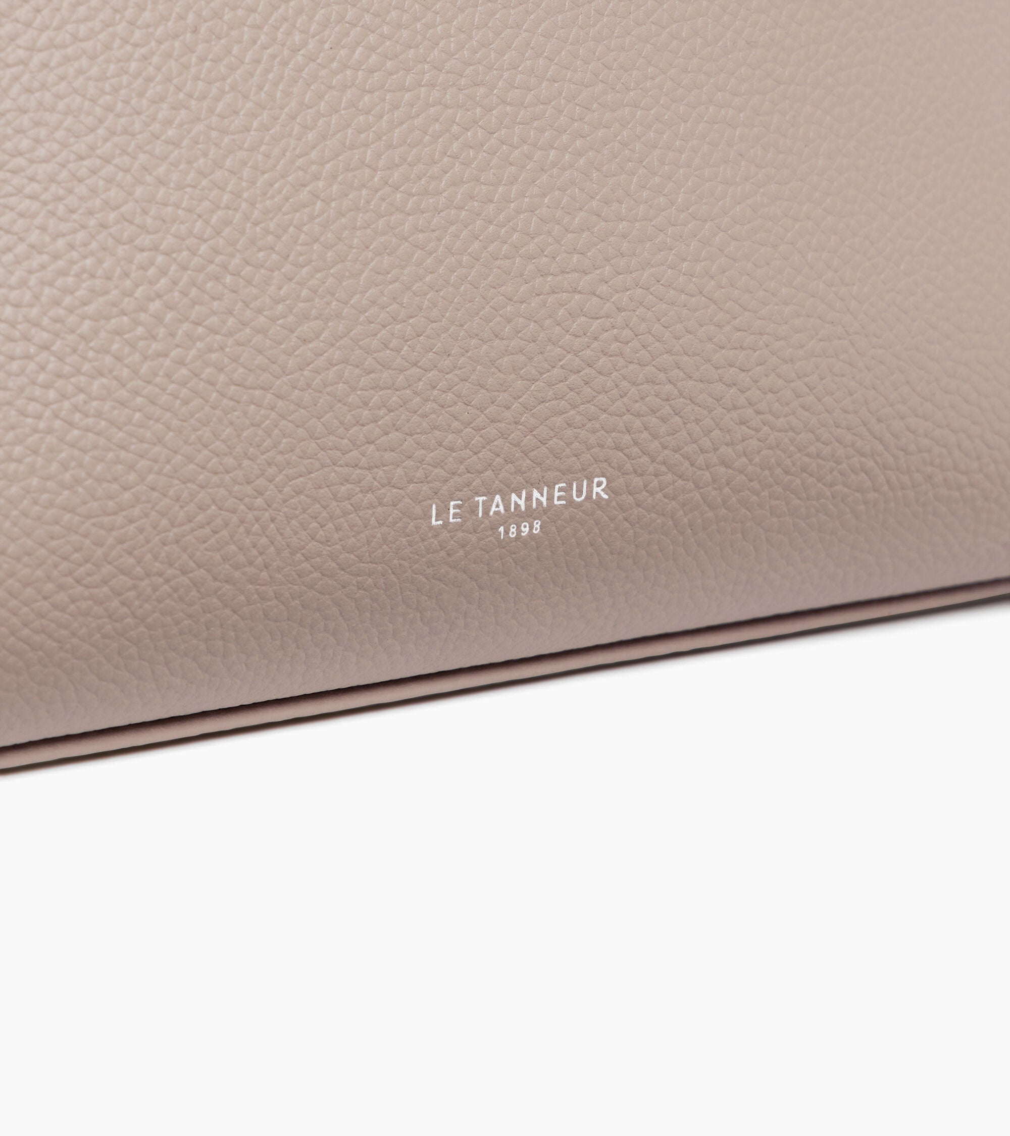 Half-moon toiletry bag in grained leather