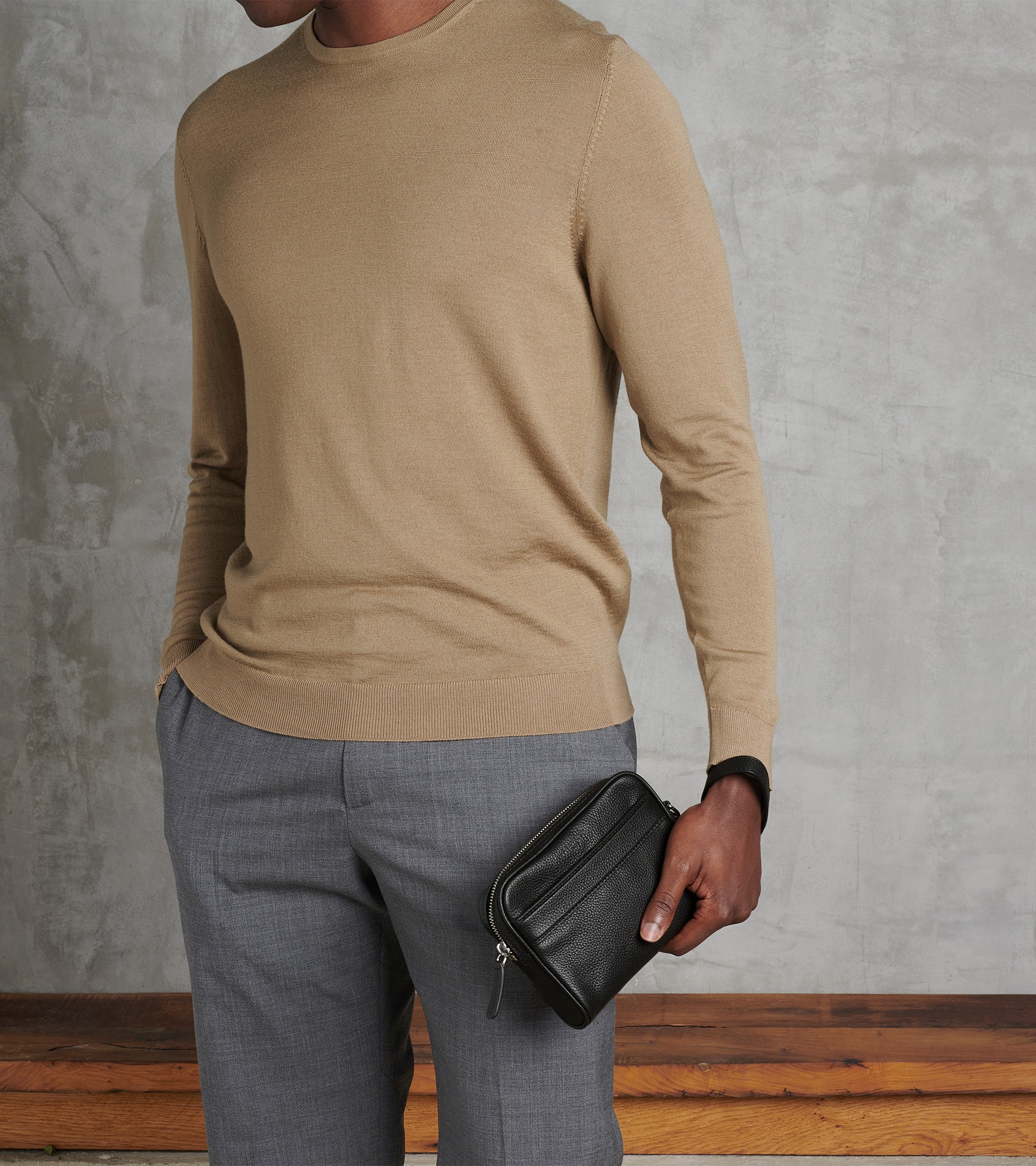 Kleine Tasche Charles aus genarbtem Leder mit abnehmbarer Handschlaufe