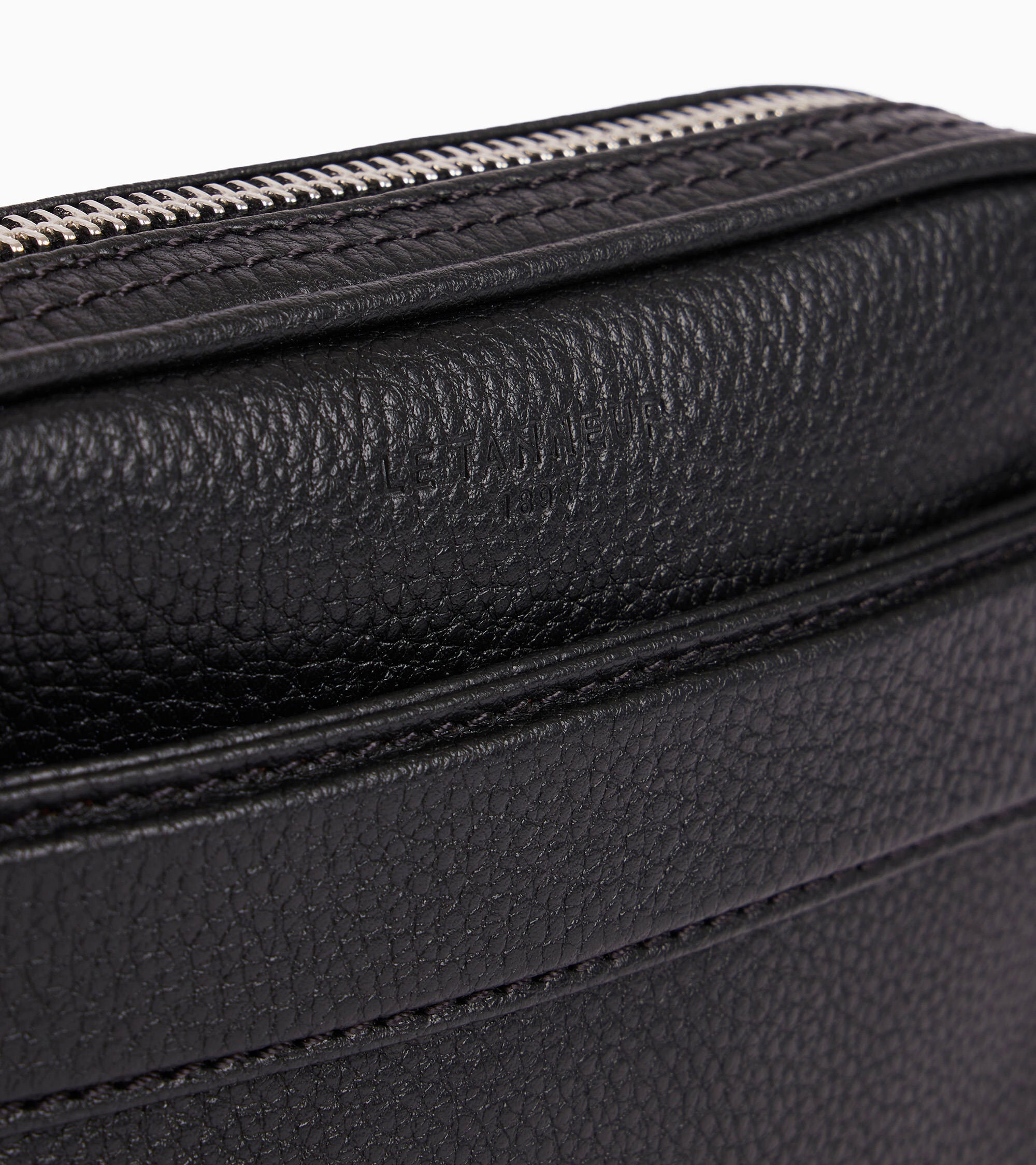 Kleine Tasche Charles aus genarbtem Leder mit abnehmbarer Handschlaufe