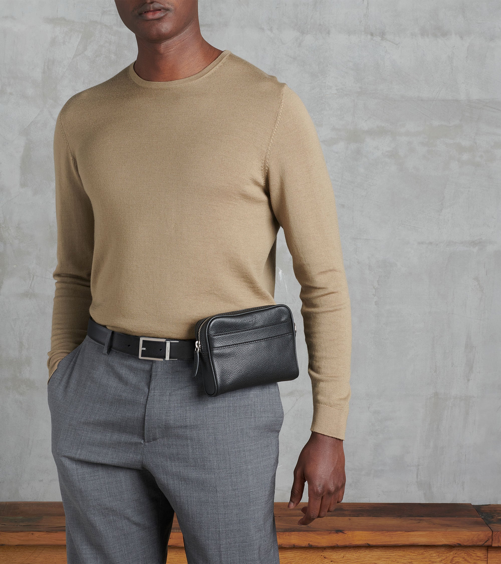 Kleine Tasche Charles aus genarbtem Leder mit abnehmbarer Handschlaufe
