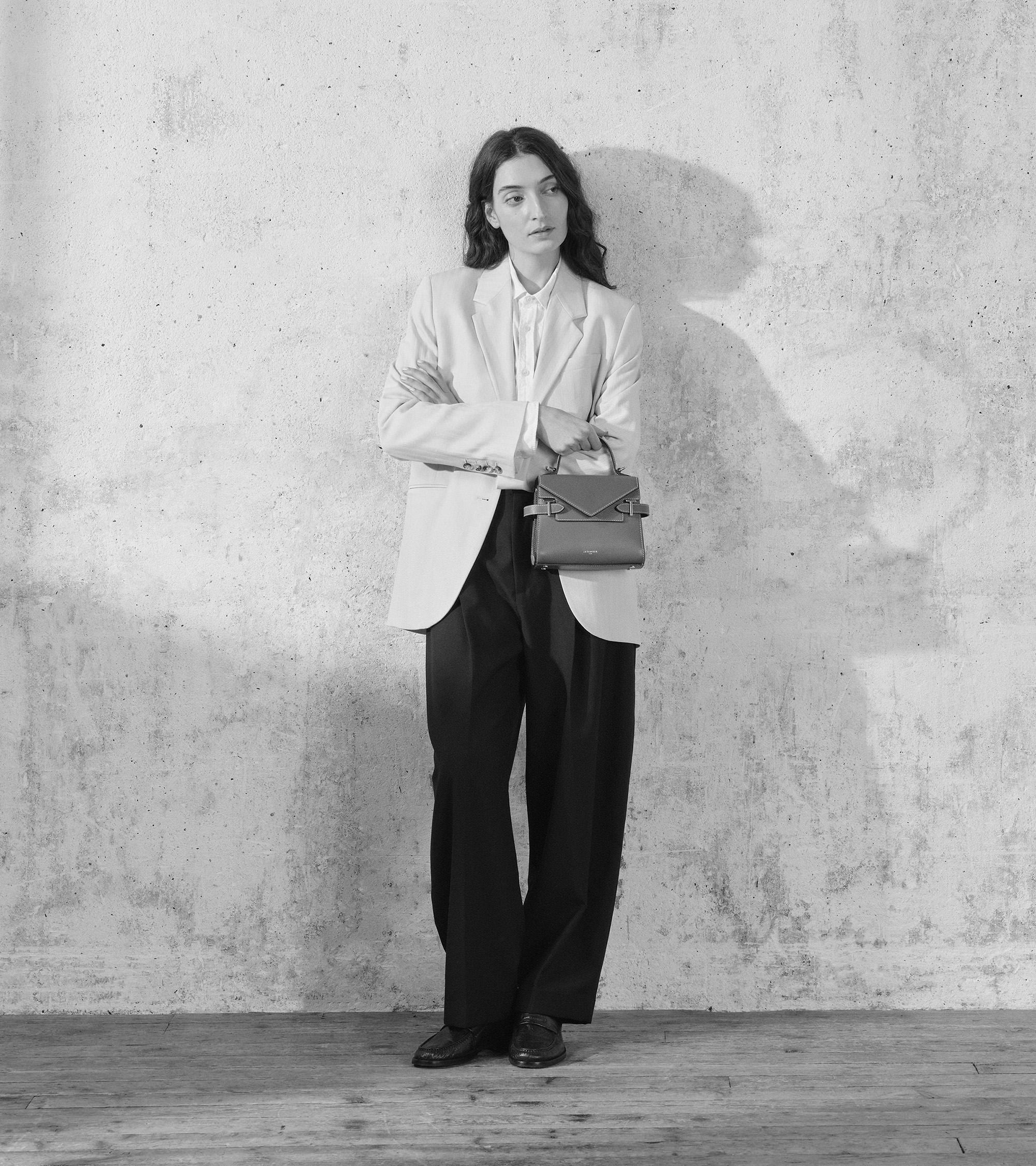 Kleine Handtasche Emilie aus genarbtem Leder mit Doppelklappe