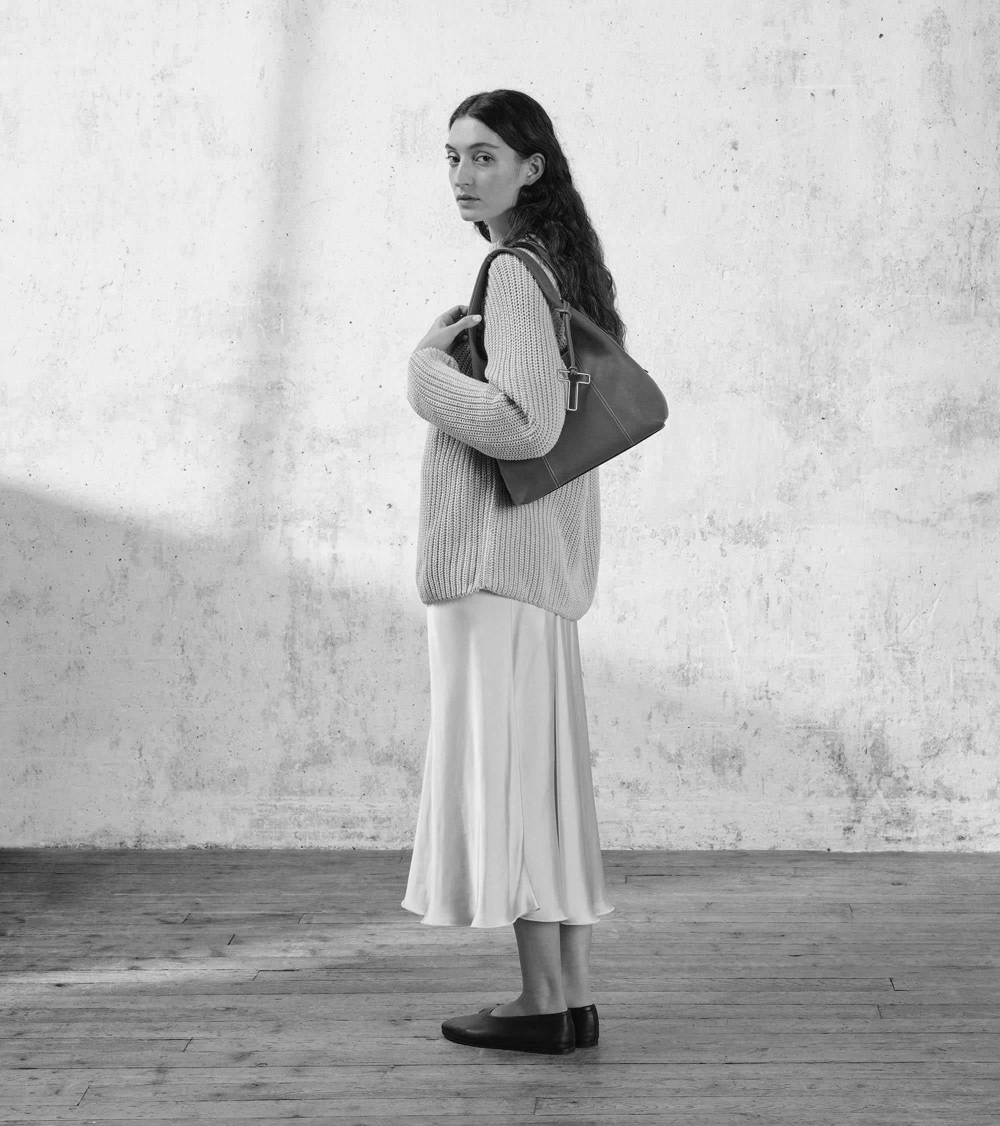 Mittelgroße Schultertasche Modell Juliette aus genarbtem Leder