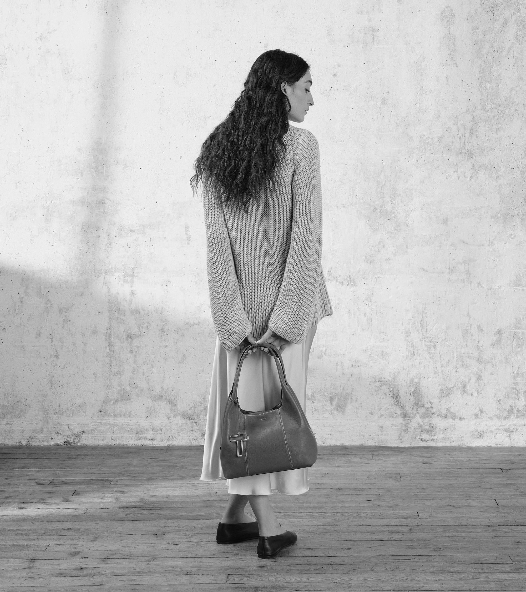Mittelgroße Schultertasche Modell Juliette aus genarbtem Leder