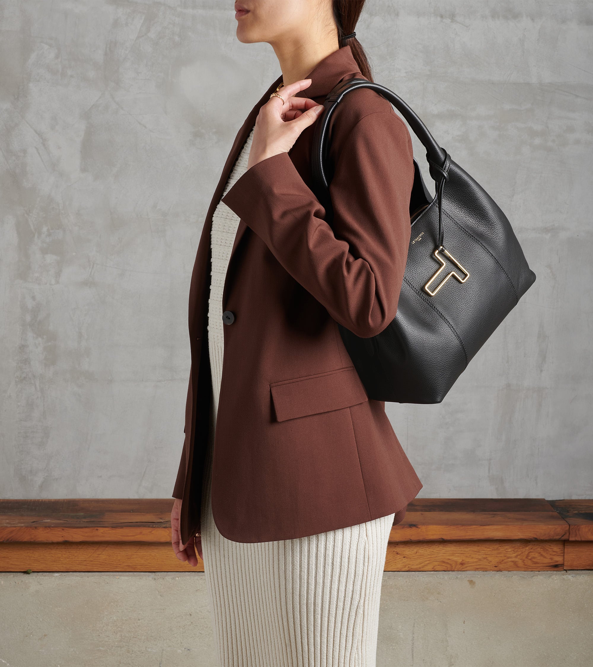 Mittelgroße Schultertasche Modell Juliette aus genarbtem Leder