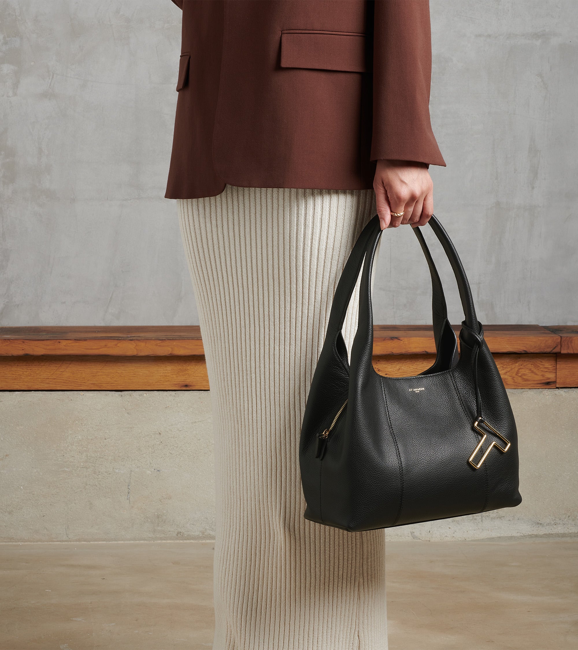 Mittelgroße Schultertasche Modell Juliette aus genarbtem Leder