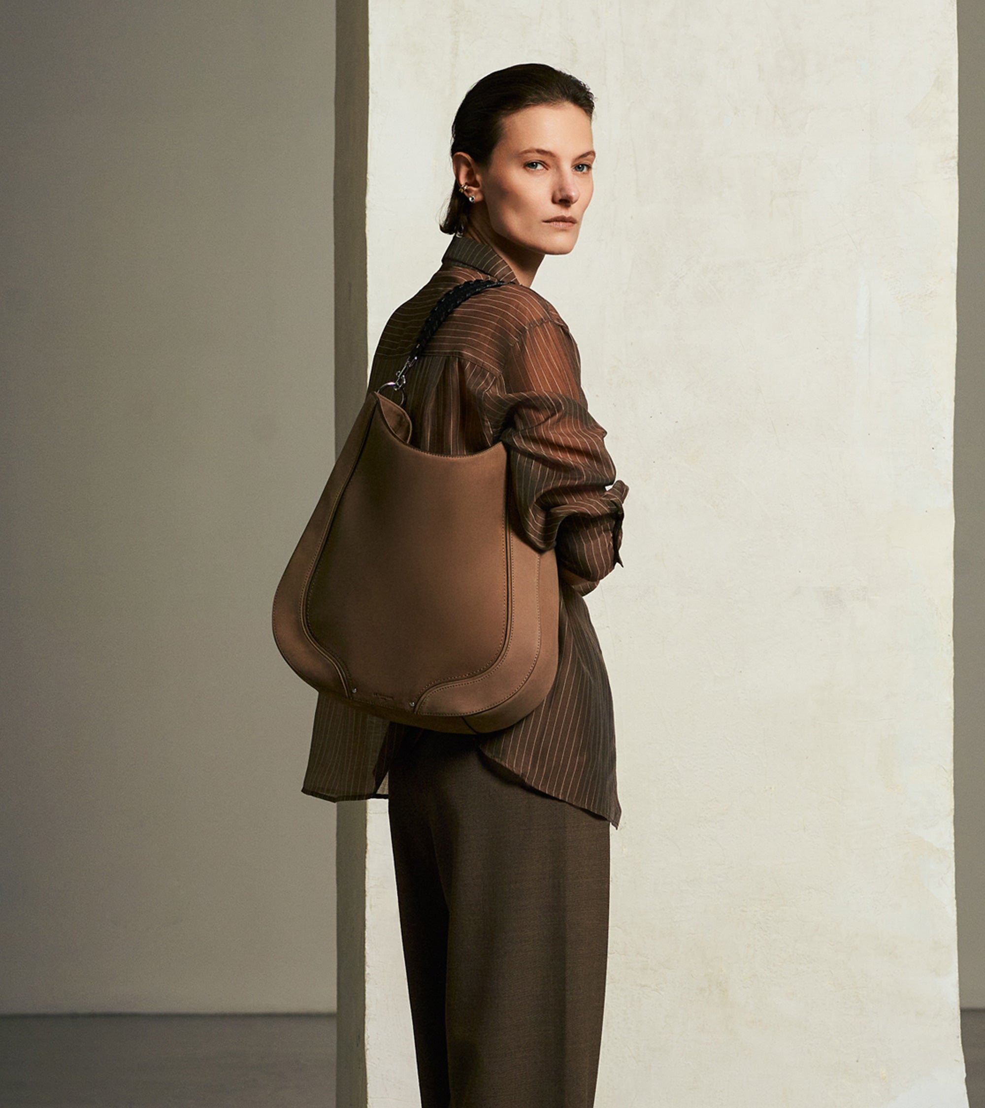 Mittelgroße Hobo-Tasche Juliette aus Glattleder und Nubukleder