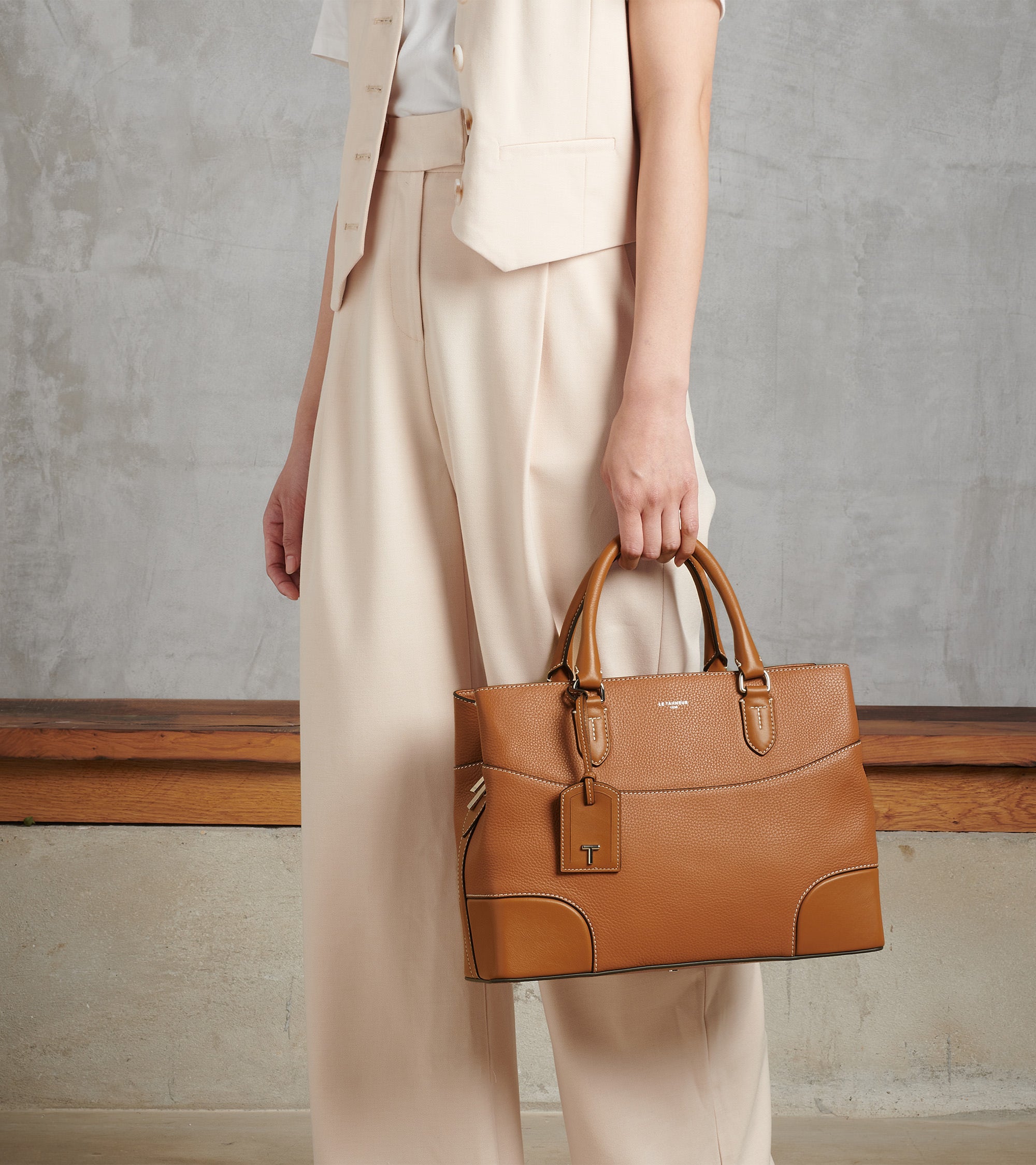 Große Handtasche Romy aus genarbtem Glattleder Tan
